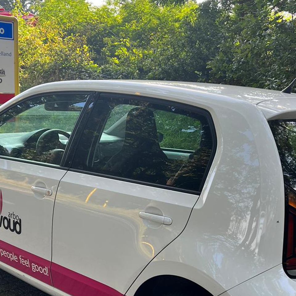 De bedrijfsarts en de casemanager op locatie